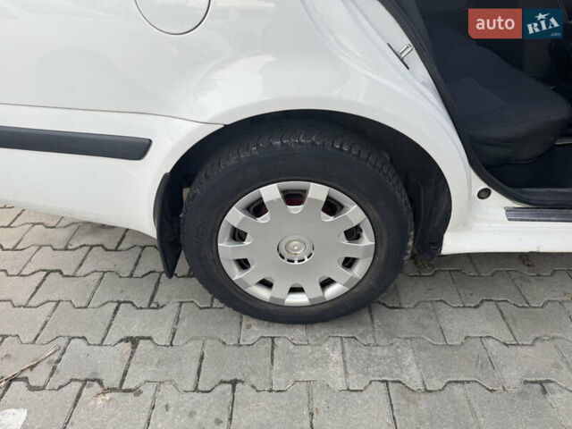 Белый Шкода Октавия, объемом двигателя 1.6 л и пробегом 213 тыс. км за 4500 $, фото 8 на Automoto.ua