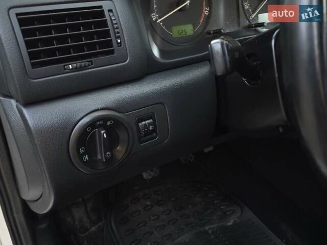 Білий Шкода Октавія, об'ємом двигуна 1.6 л та пробігом 230 тис. км за 4999 $, фото 24 на Automoto.ua