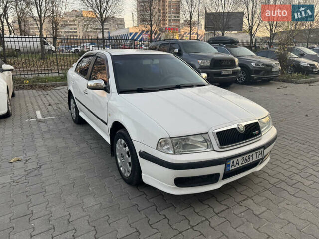 Белый Шкода Октавия, объемом двигателя 1.6 л и пробегом 213 тыс. км за 4500 $, фото 5 на Automoto.ua