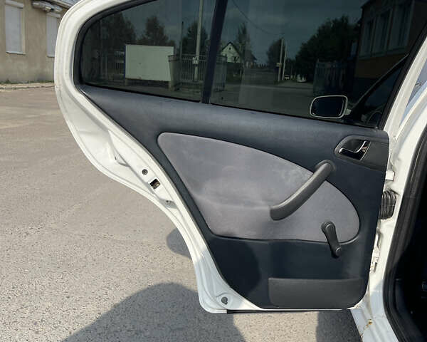 Білий Шкода Октавія, об'ємом двигуна 1.6 л та пробігом 187 тис. км за 4200 $, фото 9 на Automoto.ua