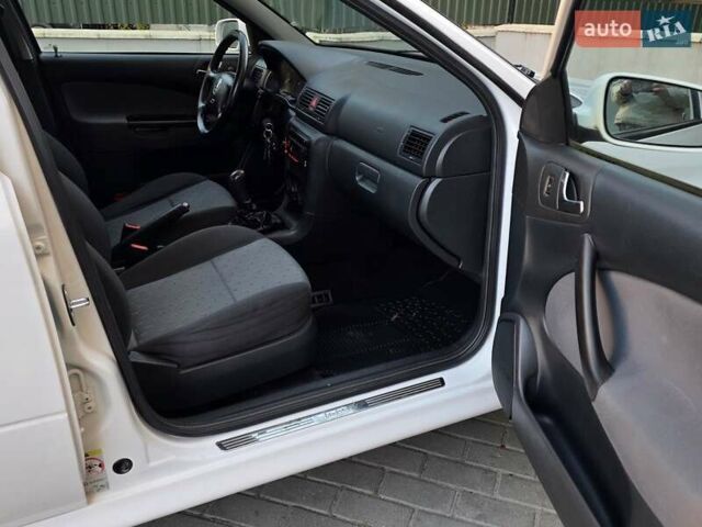 Білий Шкода Октавія, об'ємом двигуна 1.6 л та пробігом 230 тис. км за 4999 $, фото 32 на Automoto.ua