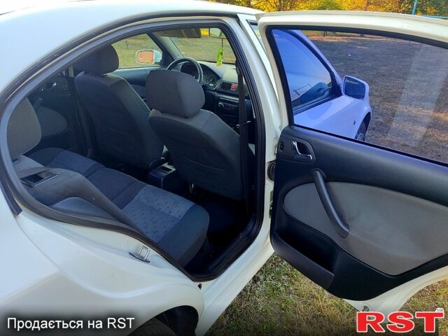 Белый Шкода Октавия, объемом двигателя 1.6 л и пробегом 200 тыс. км за 5900 $, фото 3 на Automoto.ua