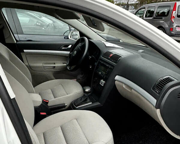 Белый Шкода Октавия, объемом двигателя 1.6 л и пробегом 185 тыс. км за 7800 $, фото 2 на Automoto.ua