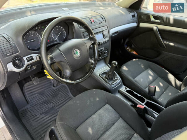 Білий Шкода Октавія, об'ємом двигуна 1.6 л та пробігом 240 тис. км за 5500 $, фото 9 на Automoto.ua