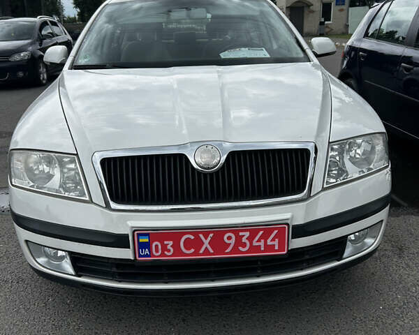 Белый Шкода Октавия, объемом двигателя 1.6 л и пробегом 185 тыс. км за 7800 $, фото 1 на Automoto.ua