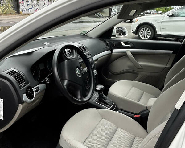 Белый Шкода Октавия, объемом двигателя 1.6 л и пробегом 185 тыс. км за 7800 $, фото 6 на Automoto.ua