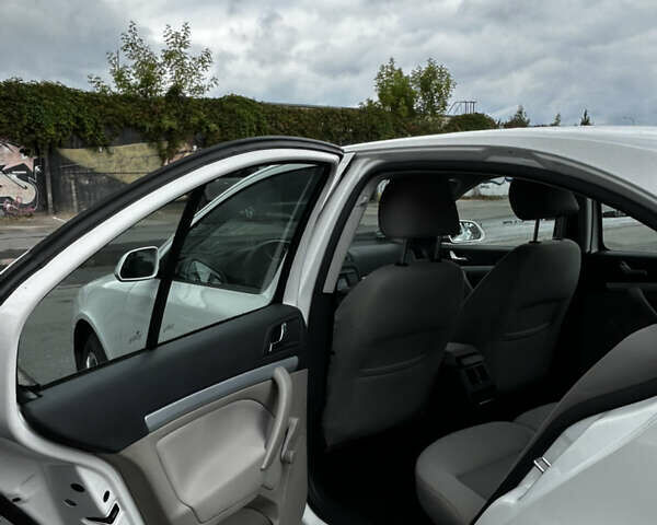 Белый Шкода Октавия, объемом двигателя 1.6 л и пробегом 185 тыс. км за 7800 $, фото 4 на Automoto.ua