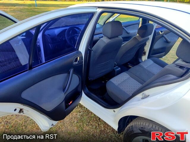 Белый Шкода Октавия, объемом двигателя 1.6 л и пробегом 200 тыс. км за 5900 $, фото 5 на Automoto.ua