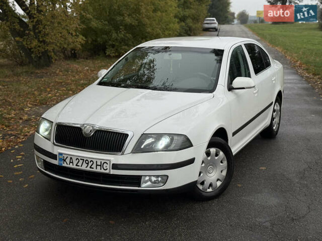 Белый Шкода Октавия, объемом двигателя 1.97 л и пробегом 220 тыс. км за 5500 $, фото 1 на Automoto.ua