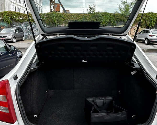 Белый Шкода Октавия, объемом двигателя 1.6 л и пробегом 185 тыс. км за 7800 $, фото 3 на Automoto.ua