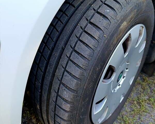 Білий Шкода Октавія, об'ємом двигуна 1.6 л та пробігом 310 тис. км за 5800 $, фото 2 на Automoto.ua