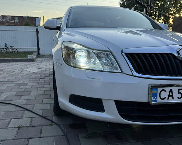 Белый Шкода Октавия, объемом двигателя 1.6 л и пробегом 262 тыс. км за 8500 $, фото 1 на Automoto.ua