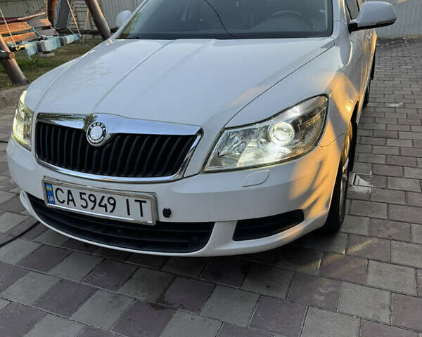 Белый Шкода Октавия, объемом двигателя 1.6 л и пробегом 262 тыс. км за 8500 $, фото 2 на Automoto.ua
