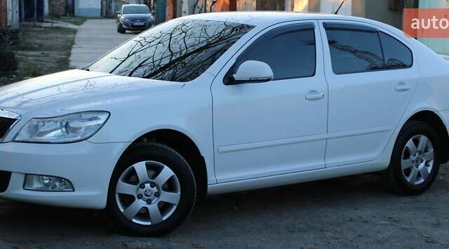 Белый Шкода Октавия, объемом двигателя 1.59 л и пробегом 216 тыс. км за 8500 $, фото 2 на Automoto.ua