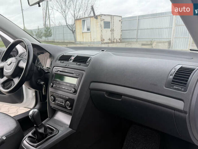 Белый Шкода Октавия, объемом двигателя 1.6 л и пробегом 231 тыс. км за 7150 $, фото 35 на Automoto.ua