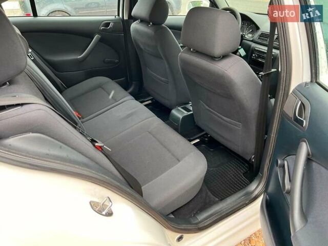 Белый Шкода Октавия, объемом двигателя 1.6 л и пробегом 173 тыс. км за 5499 $, фото 5 на Automoto.ua