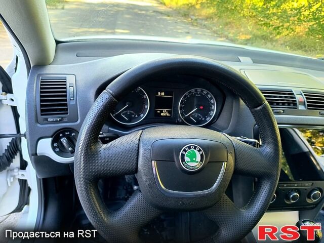 Білий Шкода Октавія, об'ємом двигуна 1.6 л та пробігом 189 тис. км за 6999 $, фото 5 на Automoto.ua