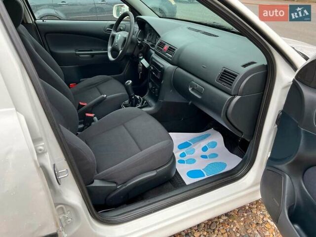 Белый Шкода Октавия, объемом двигателя 1.6 л и пробегом 173 тыс. км за 5499 $, фото 7 на Automoto.ua