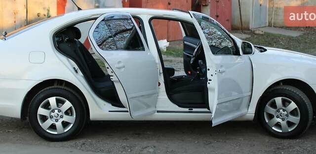 Белый Шкода Октавия, объемом двигателя 1.59 л и пробегом 216 тыс. км за 8500 $, фото 1 на Automoto.ua