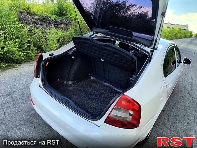 Білий Шкода Октавія, об'ємом двигуна 1.6 л та пробігом 189 тис. км за 6999 $, фото 7 на Automoto.ua