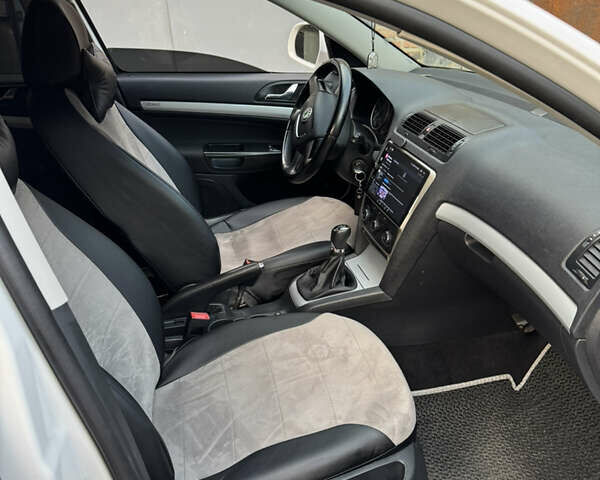 Белый Шкода Октавия, объемом двигателя 1.6 л и пробегом 262 тыс. км за 8500 $, фото 15 на Automoto.ua