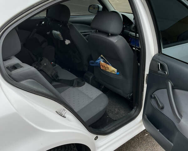Белый Шкода Октавия, объемом двигателя 1.6 л и пробегом 269 тыс. км за 6000 $, фото 14 на Automoto.ua
