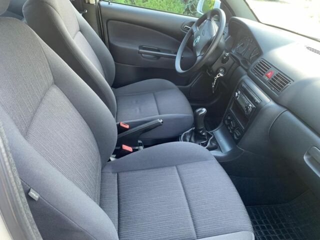 Білий Шкода Октавія, об'ємом двигуна 1.6 л та пробігом 181 тис. км за 7800 $, фото 4 на Automoto.ua