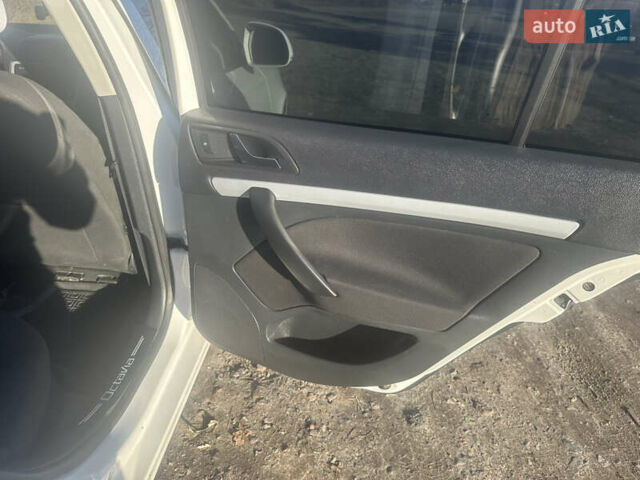 Белый Шкода Октавия, объемом двигателя 1.6 л и пробегом 266 тыс. км за 7700 $, фото 4 на Automoto.ua