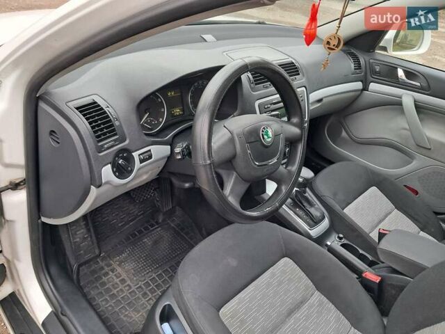 Белый Шкода Октавия, объемом двигателя 1.6 л и пробегом 270 тыс. км за 7250 $, фото 4 на Automoto.ua