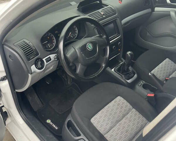 Белый Шкода Октавия, объемом двигателя 1.9 л и пробегом 299 тыс. км за 7000 $, фото 9 на Automoto.ua