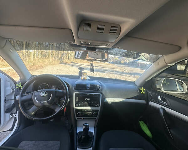 Белый Шкода Октавия, объемом двигателя 1.6 л и пробегом 266 тыс. км за 7700 $, фото 9 на Automoto.ua