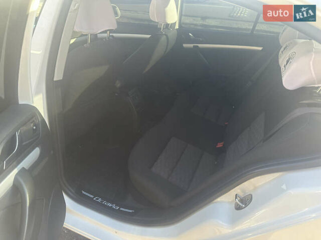 Белый Шкода Октавия, объемом двигателя 1.6 л и пробегом 266 тыс. км за 7700 $, фото 6 на Automoto.ua