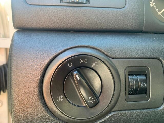 Білий Шкода Октавія, об'ємом двигуна 1.6 л та пробігом 181 тис. км за 7800 $, фото 10 на Automoto.ua