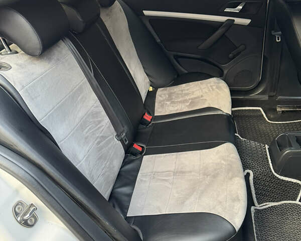 Белый Шкода Октавия, объемом двигателя 1.6 л и пробегом 262 тыс. км за 8500 $, фото 13 на Automoto.ua