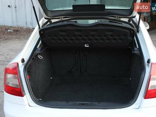 Белый Шкода Октавия, объемом двигателя 1.59 л и пробегом 216 тыс. км за 8500 $, фото 7 на Automoto.ua