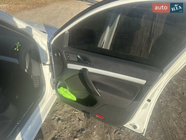 Белый Шкода Октавия, объемом двигателя 1.6 л и пробегом 266 тыс. км за 7700 $, фото 5 на Automoto.ua