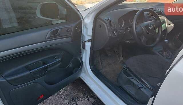 Белый Шкода Октавия, объемом двигателя 1.6 л и пробегом 250 тыс. км за 6500 $, фото 4 на Automoto.ua