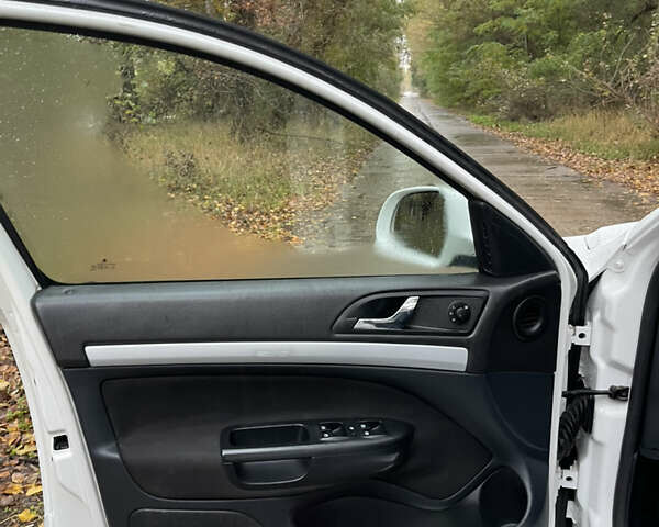 Белый Шкода Октавия, объемом двигателя 1.6 л и пробегом 235 тыс. км за 6900 $, фото 9 на Automoto.ua