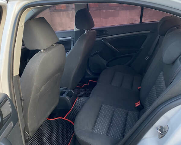 Білий Шкода Октавія, об'ємом двигуна 1.6 л та пробігом 330 тис. км за 6688 $, фото 23 на Automoto.ua