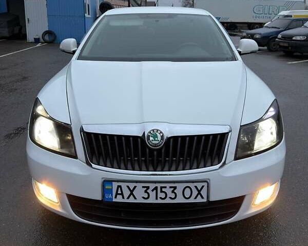 Білий Шкода Октавія, об'ємом двигуна 1.6 л та пробігом 251 тис. км за 5999 $, фото 4 на Automoto.ua