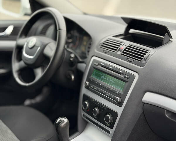 Белый Шкода Октавия, объемом двигателя 1.6 л и пробегом 239 тыс. км за 7999 $, фото 31 на Automoto.ua