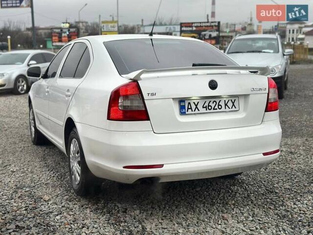 Белый Шкода Октавия, объемом двигателя 1.8 л и пробегом 218 тыс. км за 7200 $, фото 1 на Automoto.ua