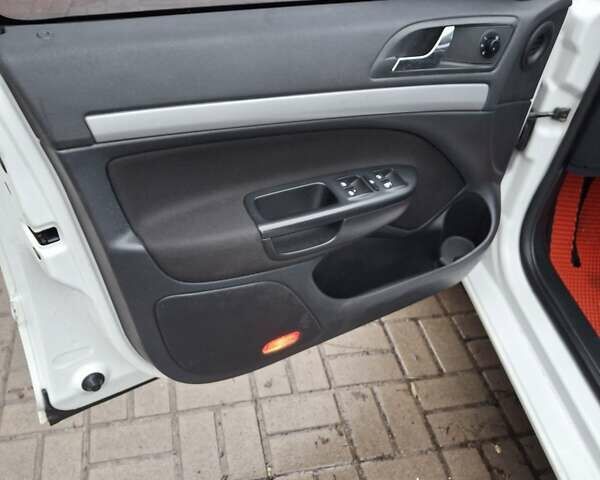 Белый Шкода Октавия, объемом двигателя 1.6 л и пробегом 240 тыс. км за 8100 $, фото 15 на Automoto.ua