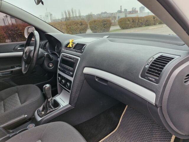 Білий Шкода Октавія, об'ємом двигуна 1.6 л та пробігом 200 тис. км за 8300 $, фото 8 на Automoto.ua