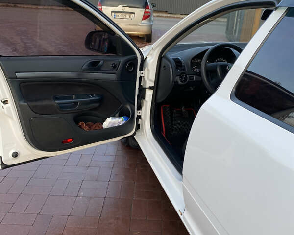 Білий Шкода Октавія, об'ємом двигуна 1.6 л та пробігом 330 тис. км за 6688 $, фото 22 на Automoto.ua