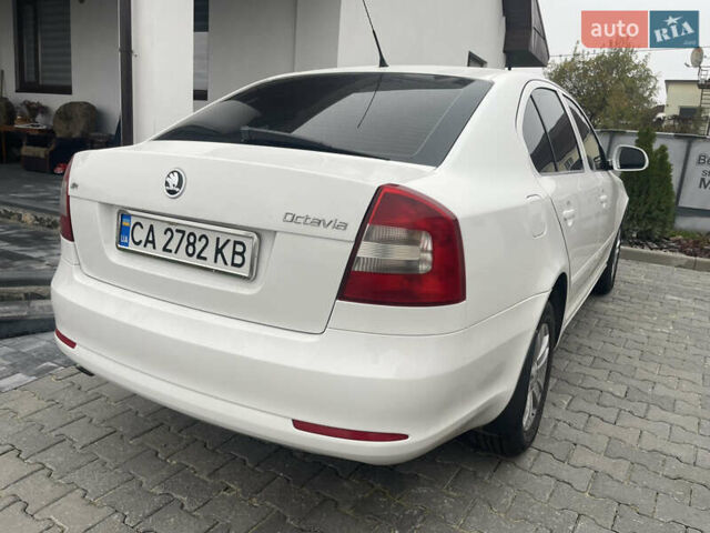 Белый Шкода Октавия, объемом двигателя 1.6 л и пробегом 235 тыс. км за 6900 $, фото 1 на Automoto.ua