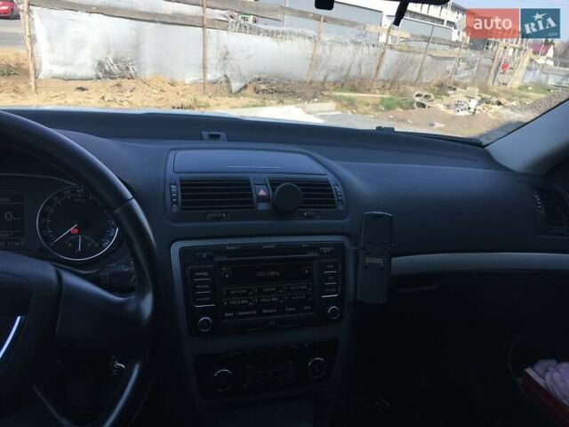 Шкода Октавия 2010 в Перечине на Automoto.ua Белый Шкода Октавия, объемом двигателя 1.9 л и пробегом 250 тыс. км за 8500 $, фото 4 на Automoto.ua