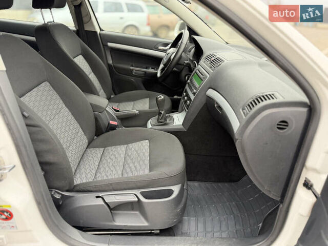 Белый Шкода Октавия, объемом двигателя 1.6 л и пробегом 239 тыс. км за 7999 $, фото 28 на Automoto.ua