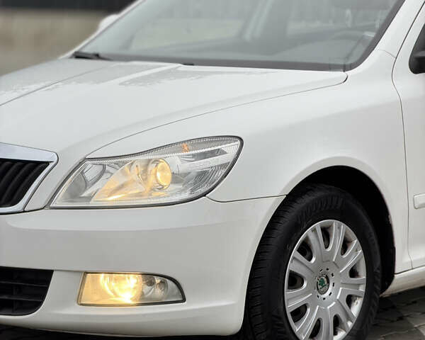Белый Шкода Октавия, объемом двигателя 1.6 л и пробегом 239 тыс. км за 7999 $, фото 4 на Automoto.ua