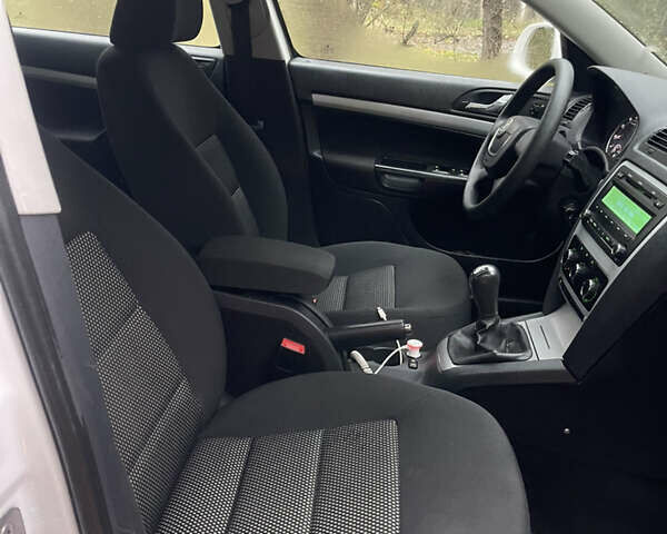 Белый Шкода Октавия, объемом двигателя 1.6 л и пробегом 235 тыс. км за 6900 $, фото 3 на Automoto.ua